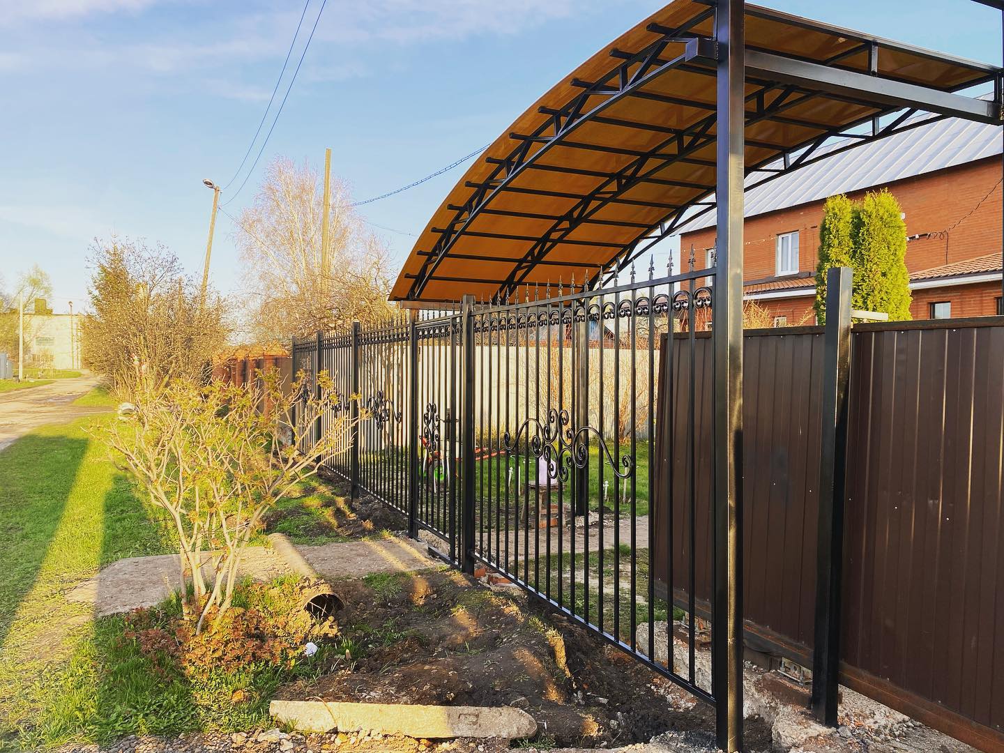 Как выбрать автонавес для семейной парковки в Высоковске, если один автомобиль выше и шире другого