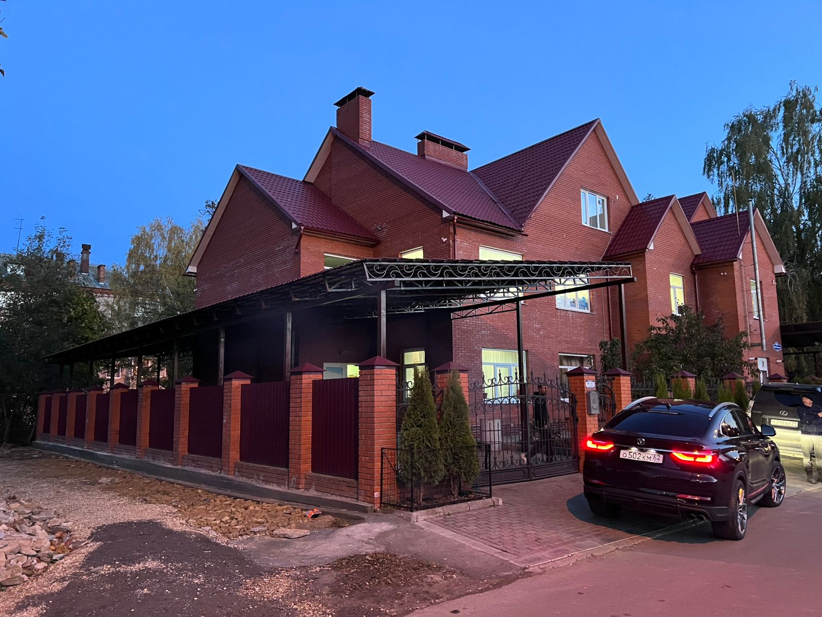 Пристроенный навес на 2 машины