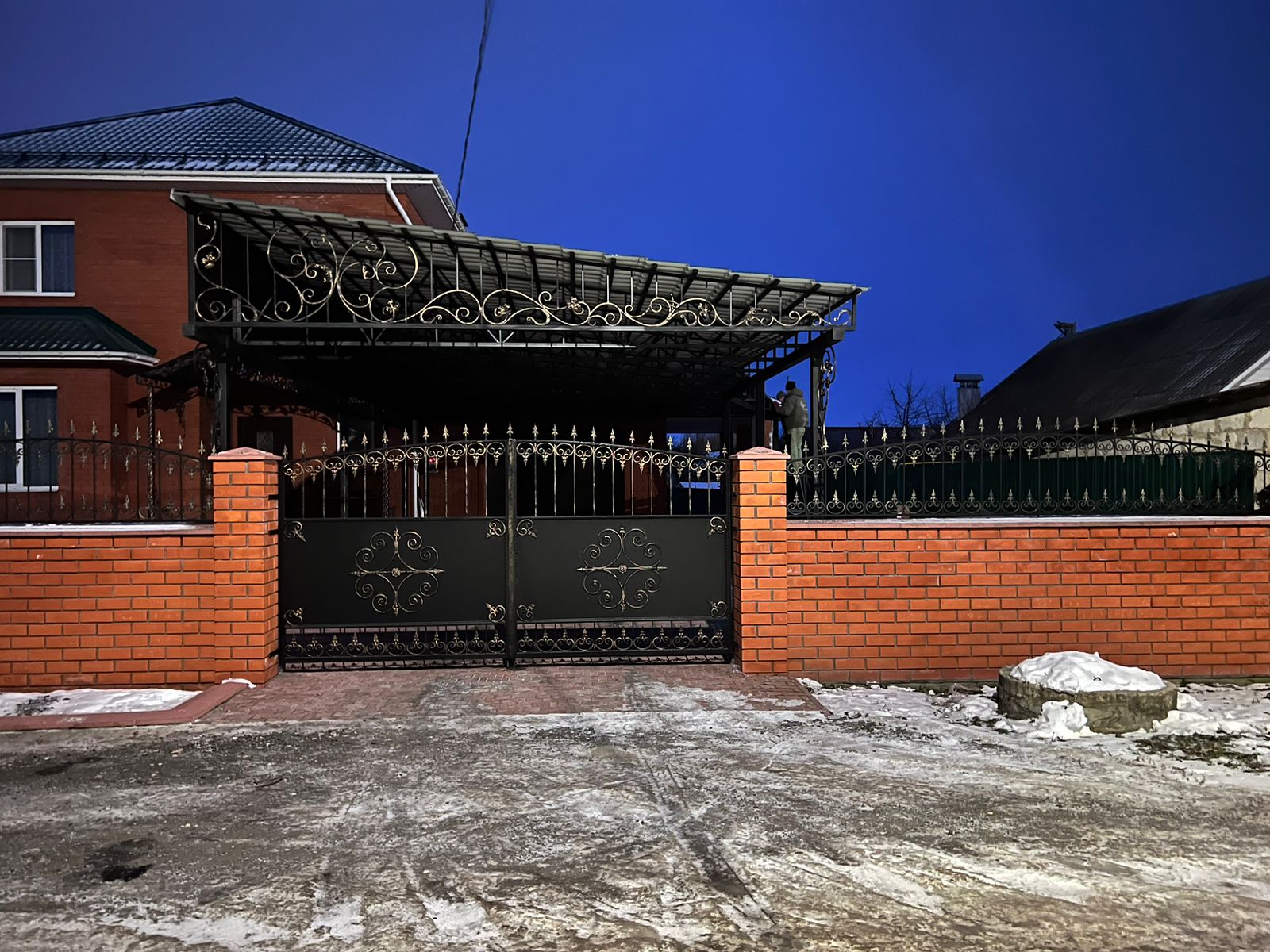 Как выбрать распашные или откатные ворота под ширину проезда и рельеф участка в Высоковске