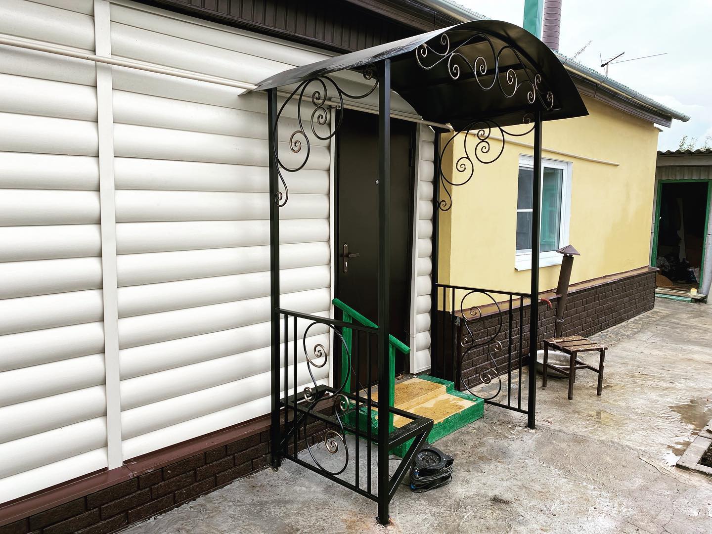 Какой материал для козырька дольше сохраняет внешний вид в Высоковске: стекло, поликарбонат или металл